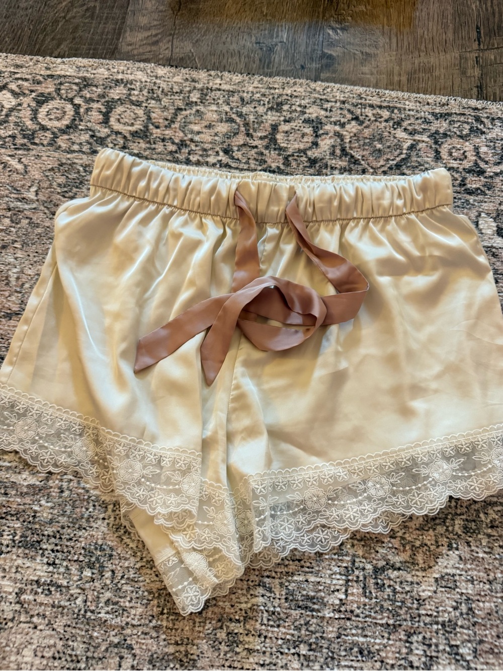 Abercrombie & Fitch Cream Satin Lace-Trim Sleep Shorts with Mauve Tie